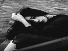 伤感图片女生背影淋雨